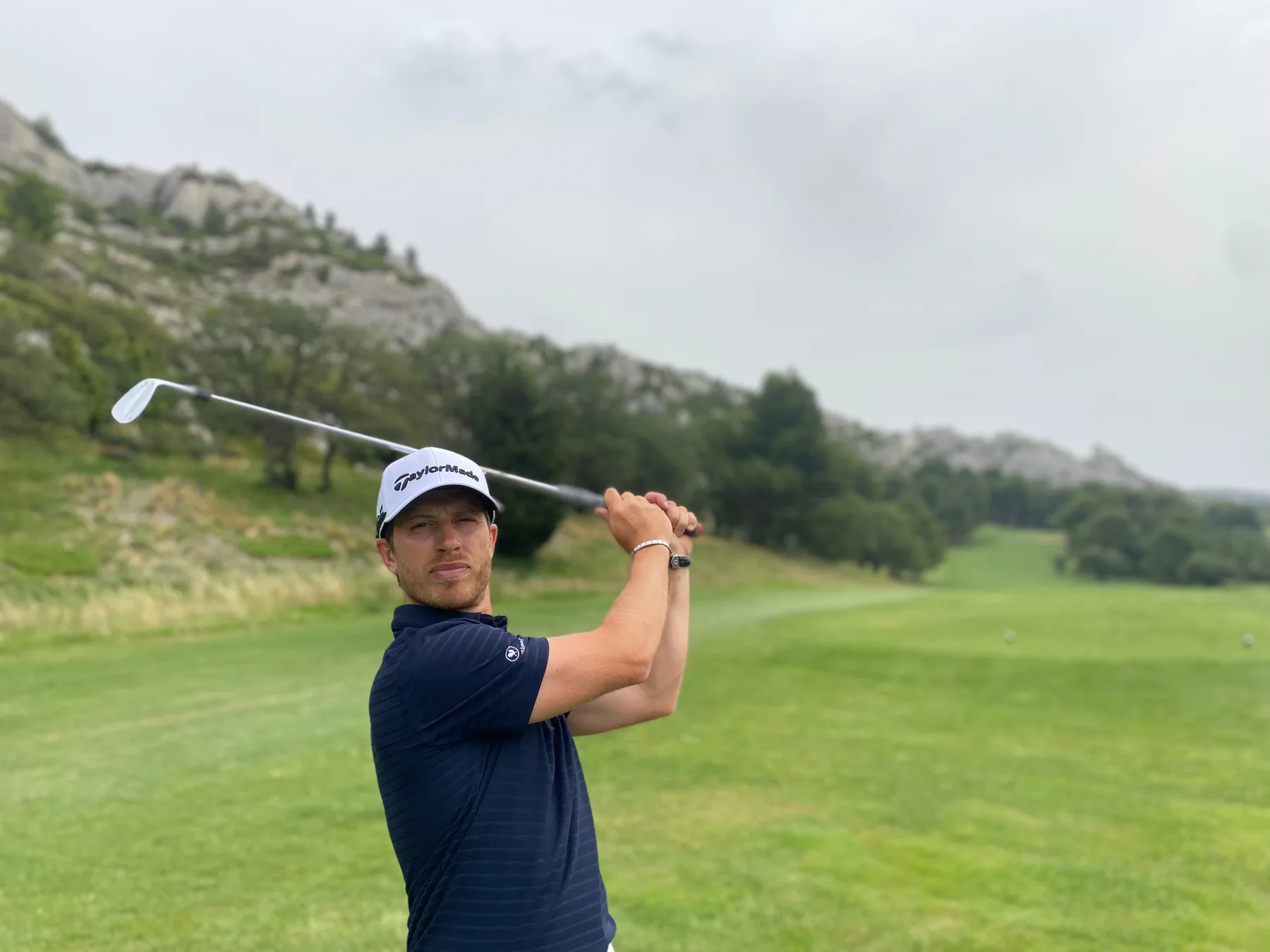 Adrien au finish de son swing sur le practice.