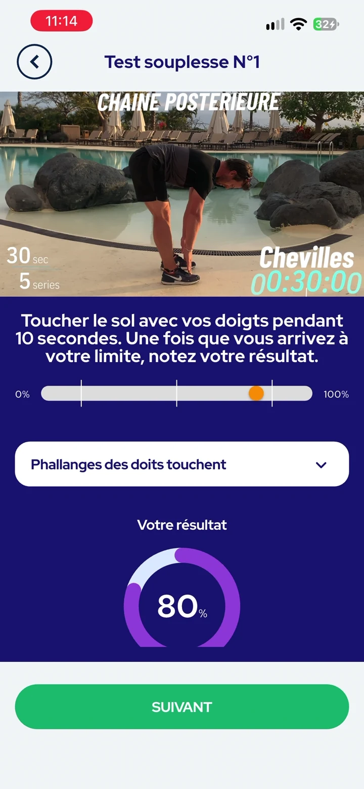 Test de souplesse : démonstration de la chaîne postérieure, résultat de 80 % et validation.